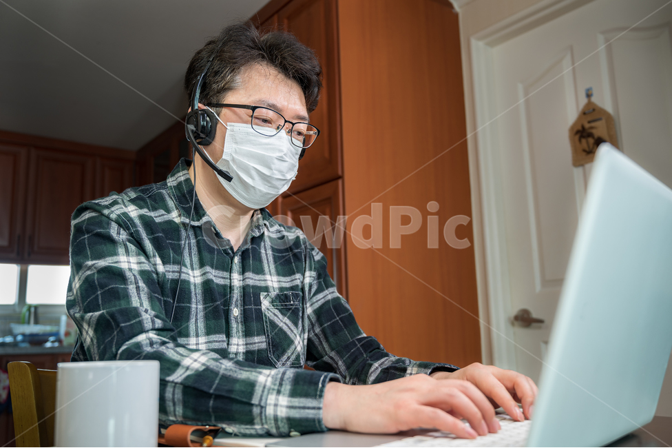 코로나19,코로나바이러스,coronavirus,covid19,원격근무,재택근무자,재택근무,자가격리,텔레마케팅,원격,서비스,인터넷,가정,노트북,컴퓨터,상담,컨셉,남자,남성,비지니스,아시아인,동양인,중국인,한국인,일본인,집,근무,영상통화,중년,4050세,1명,콜센터,업무,라이프스타일,인물,자택,캐주얼,일,직장인,직장,헤드셋,헤드폰,감기,독감,마스크,일회용마스크,사람,인물,인간,human,person,남성,남자,man,male,정보통신기술,전자기기,전자제품,it,information,technology,electronic equipment
