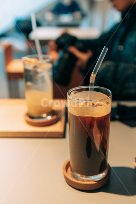 카페,음료,커피,잔,유리컵,빨대,책상,커피,카페,coffee,cafe
