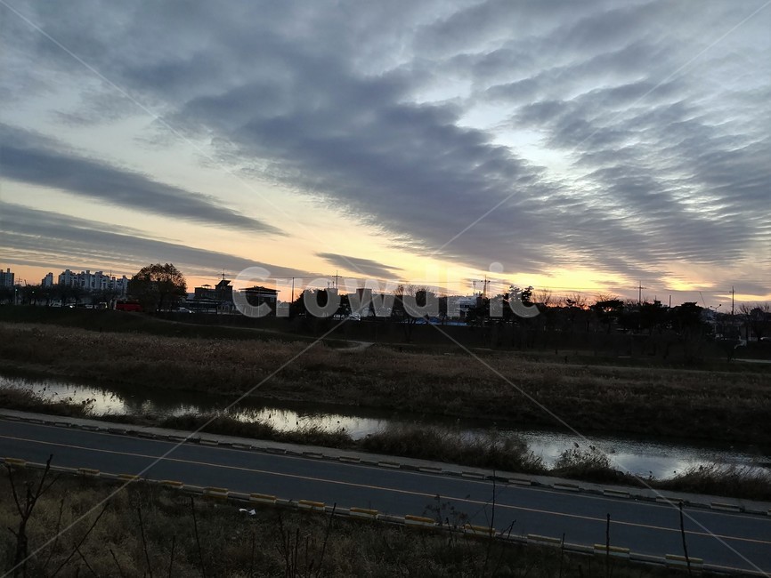 저녁풍경,저녁노을,저녁,노을,하늘,sky,도시풍경,city,구름,cloud,자연,풍경,nature,landscape,outdoors,옥외,sunset,일몰,red sky,붉은 하늘,dusk,황혼,dawn,새벽