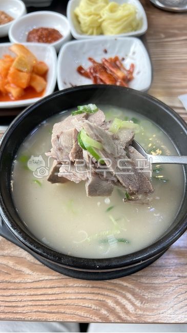 돼지국밥,돼지고기,국밥,반찬,깍두기,국물,국물요리,국밥정식,뚝배기,파,음식,한식,식사,한국요리,한국음식,음식,식재료,요리,food,cook,meal,dishes,food reserves