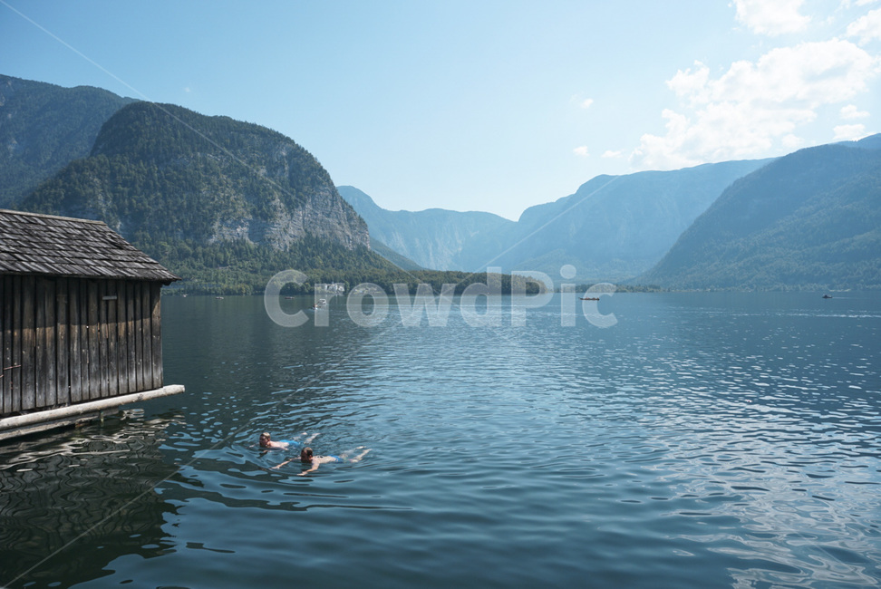 오스트리아,찰즈캄머굿,할슈타트,호수마을,강,남자둘,수영,블루