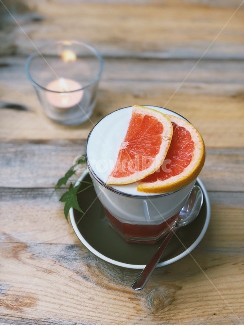 자몽차,라몽라떼,자몽,음료,카페,초,스푼,잎,나뭇잎,나무,테이블,grapefruit,tea,과일,fruit,그레이프프루트,spoon,candle
