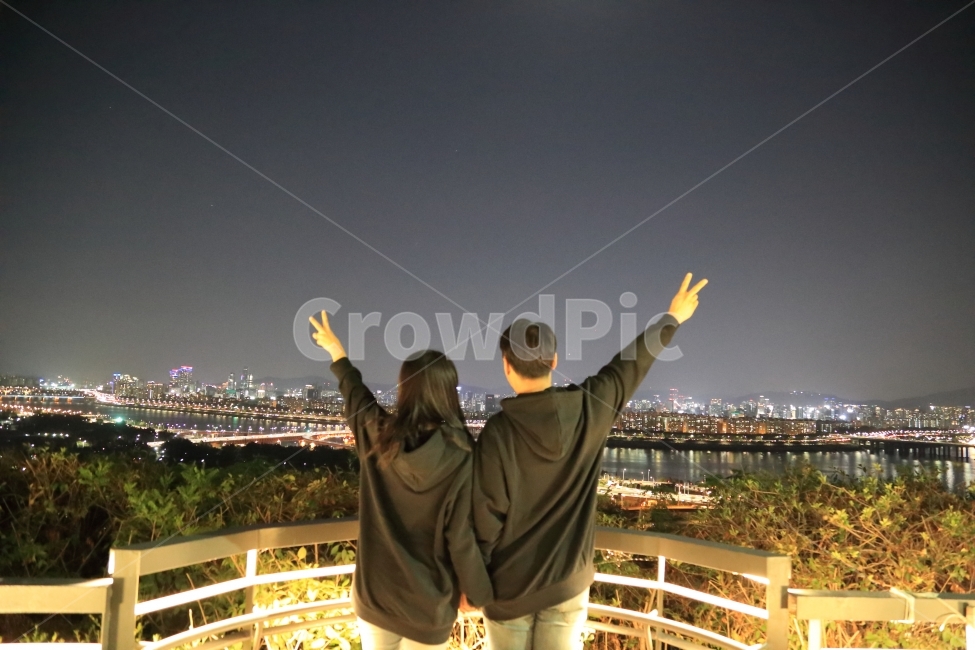 탈출,상쾌함,즐거움,한강,야경,장노출,빛,밤,사람,뒷모습,어두움,성공,구름,달,신남,치유,힐링,다리,행복,야경,밤,풍경,nightscape,night,landscape,도시,city,한국도시풍경,한국도시경관,korea cityscape,사람,인물,인간,human,person,연인,커플,사랑,lover,couple,clothing,의류,apparel,의복,shorts,반바지,railing,난간