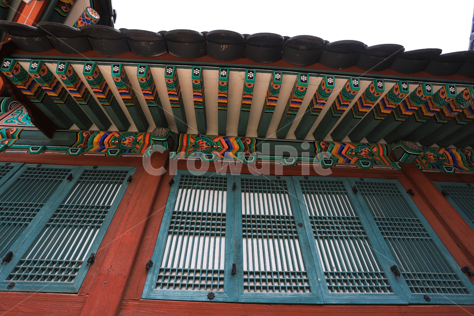 경복궁,문화재,서울,건축,궁전,문,지붕,기와,돌담,돌기둥,고건축,종로구,한옥,한국,건청궁,창호지,서까래,석가래,기둥,창살,흙길,주춧돌,추녀,목조건축물,창문,처마,단청,한국전통,한국문화,korean traditional,korean culture,건축물,건물외관,exterior,building,structure,architecture,construction