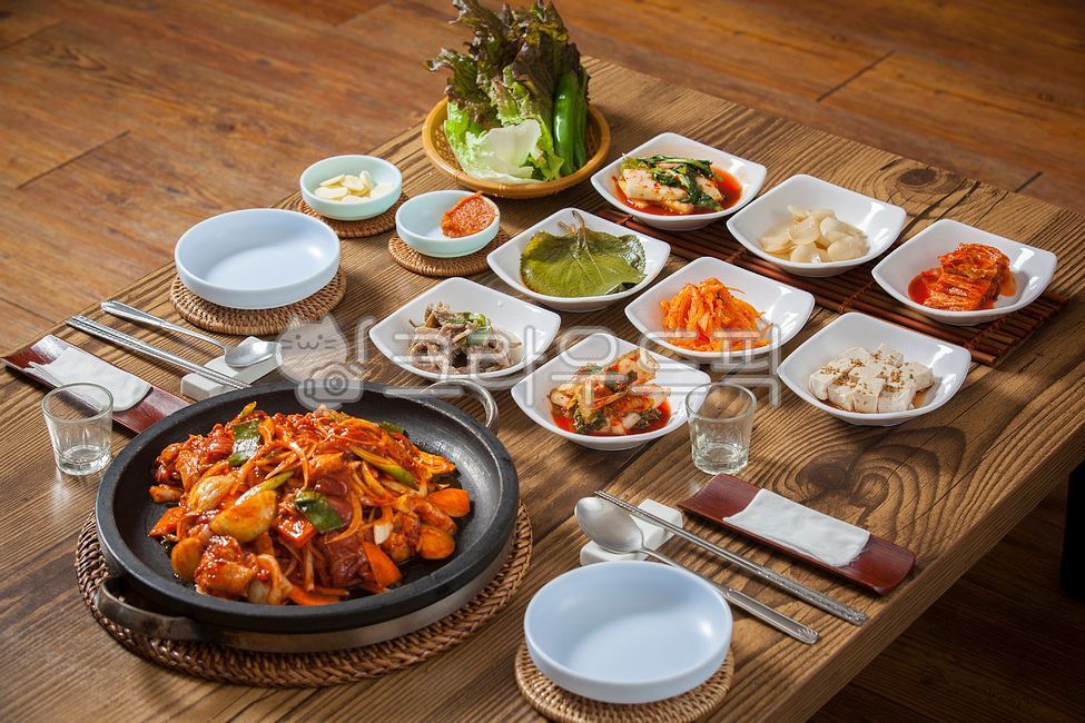 오리,오리요리,오리불고기,오리구이,구이,구이요리,오리주물럭,주물럭,주물럭고기,오리주물럭고기,오리고기,오리주물럭정식,주물럭정식,고추장구이,고추장오리구이,오리고추장구이,한식,백반,정식,식사,식단,상차림,음식,메뉴,고기요리,food,접시,안주,먹거리,술안주,마늘,김치,고사리,깻잎,쌈장,상추,고추,쌈밥,주물럭쌈밥,오리주물럭쌈밥,쌈밥정식,라탄,라탄받침,냄비받침,접시받침,대나무받침,수저받침,물수건받침,두부,두부요리,한국음식,가정식백반,가정식,한국가정식,건강식,영양식,웰빙음식,웰빙,음식,식재료,요리,food,cook,meal,dishes,food reserves