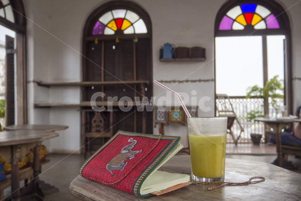 cafe,카페,오래된카페,oldcafe,스톤타운카페,stonetowncafe,오렌지주스,노트,note,흐린날,음료수,drink,beverage