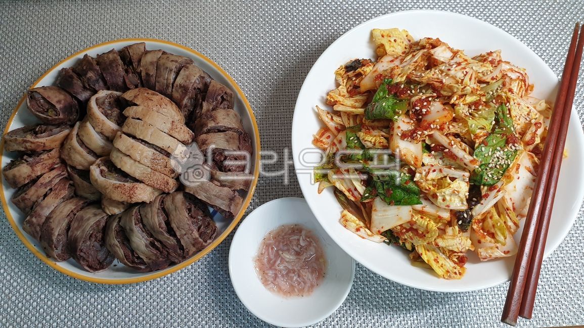food,음식,meal,식사,chopsticks,젓가락,plate,그릇,접시,순대,피순대,돼지고기,고기찜,요리,김치,배추김치,새우젓,겉절이,반찬,한식,한국음식,한국요리,나무젓가락,찜,찜요리,야채음식,채소음식,야채반찬,채소반찬,야채요리,채소요리,돼지고기찜,한국김치,음식배경,요리배경