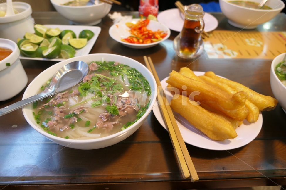 쌀국수,베트남음식,bowl,사발,meal,식사,dish,요리,food,식품,cutlery,spoon,숟가락,국물,투