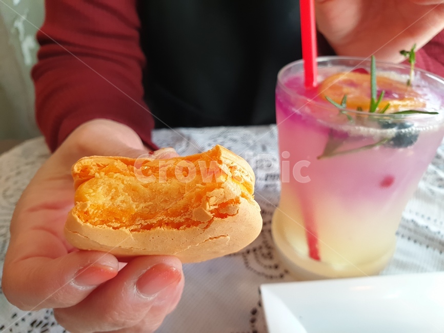 카페,맛집,마카롱,레몬에이드,레모네이드,디저트,후식,macaroon,cafe,컵,cup,유리잔,유리컵,글래스,글래스잔,glass,glasscup,빨대,음료수,마실거,마실것,사람,손,손동작,dessert,lemonade,사람,인물,인간,human,person,신체일부,몸,body,음식,식재료,요리,food,cook,meal,dishes,food reserves,디저트,간식,후식,dessert,snack,음료수,drink,beverage