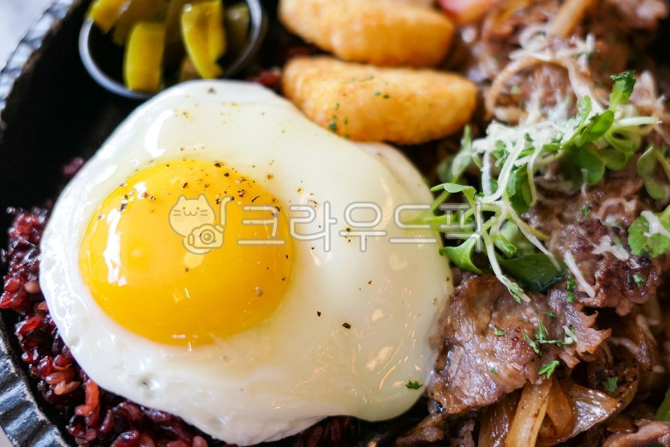 브런치,계란후라이,아침식사,점심식사,음식,요리,먹을것,써니사이드업,달걀,계란프라이,소시지,해쉬브라운,불고기,베이컨,노른자,반숙,철판,메뉴,레시피,감자,에그,브런치메뉴,식사,먹음직스러운,플레이팅,브런치플래터,플래터,다채로운,계란,음식,식재료,요리,food,cook,meal,dishes,food reserves