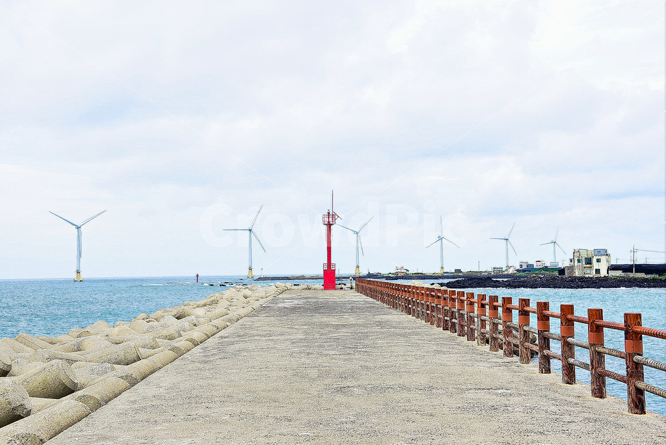제주도,섬마을,해안마을,풍경,바다,풍력,구름,등대,울타리,방파제,등대,lighthouse,machine,기계