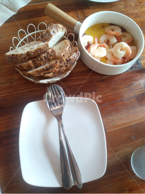 테이블,음식,숫가락,포크,빵,새우,그릇,접시,먹거리,식자재,식재료,food,dish,plate,shrimp,bread,fork,spoon,요리,cook