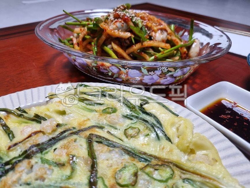 통영생굴요리,driedoysters,freshseasonedoysters,tongyeongsaenggulseasonedradish,oysterdish,rawoysterdish,tongyeongrawoysterdish,무침요리,seasoneddish,koreafood,koreanfood,sesame,참깨,seasoning,양념,통깨,깨,미나리,무생채,watercelery,radishsalad,접시,dish,유리그릇,유리접시,glassplate,glassware,파전,전,음식,요리,food,cooking,부침개,greenonionpancake,pancake,vegetablepancake,밀가루음식,flourfood,plate,그릇,간장,soysauce,간장종지그릇,해물파전,seafoodpancake,부추전,leekpancake,bowls,saucer