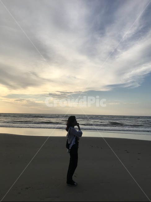 바다,해변,인물,수평선,구름,하늘,배경,풍경,실루엣,분위기,바닷가,석양