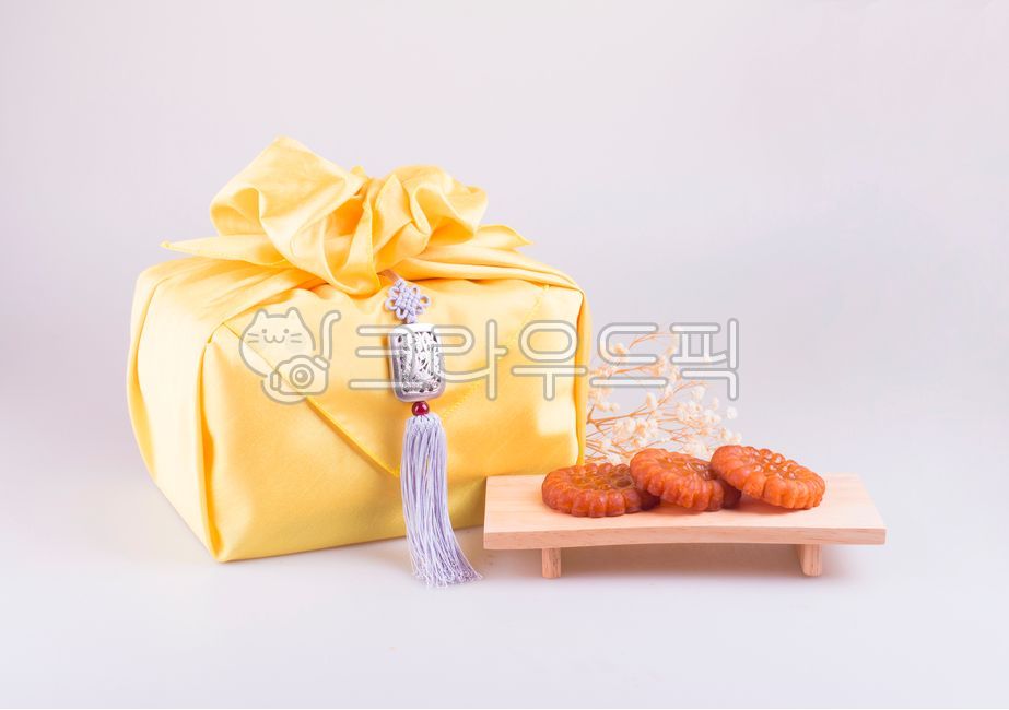 studio,gift,Gypsophila,advanced,concept,wrapper,traditional decoration,plate,inside,holiday,Thanksgiving,theocracy,Production,prop,season,medicine department,tradition,event,norigae,Chuseok,shopping,new year,Lunar New Year,Woodenware,fiber,edit,tree,packa