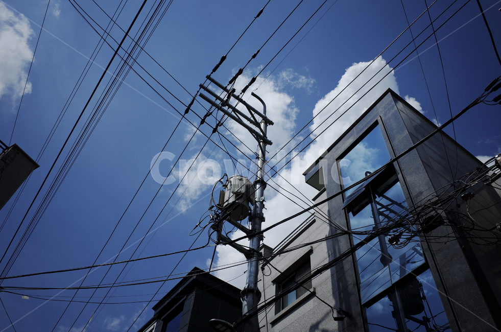 전기줄,하늘,창문,window,sky,line,wire,azuresky,푸른하늘,cloud,구름,blue,bluesky,파란하늘,파란,푸른,건축물,건물외관,exterior,building,structure,architecture,construction