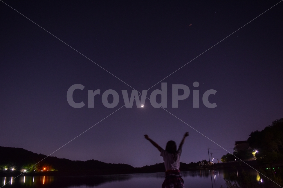 야경,밤,저수지,달,별,자연,풍경,nature,landscape,야경,밤,nightscape,night,사람,인물,인간,human,person,여성,여자,woman,female,lady,감정표현,기분,feeling,emotion,연출,컨셉,콘셉,direction,concept,outdoors,옥외