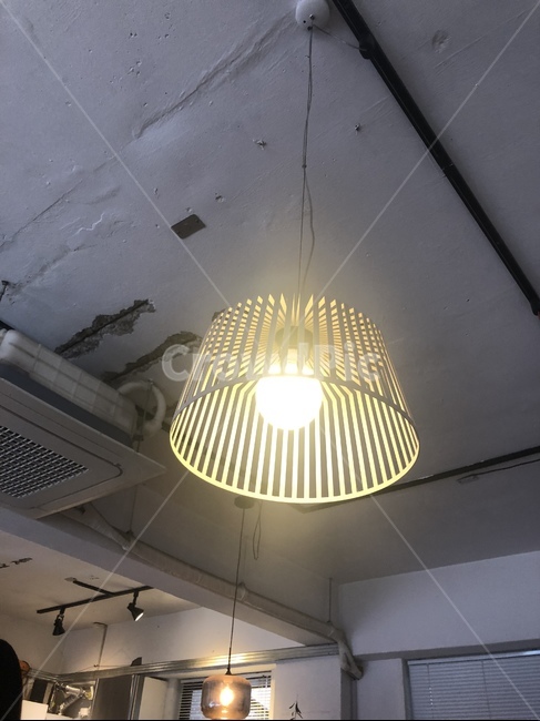 전등,조명,램프,시멘트벽,불빛,카페,감성사진,lamp,light,노란조명,cafe,사물,물건,오브젝트,thing,object,matter