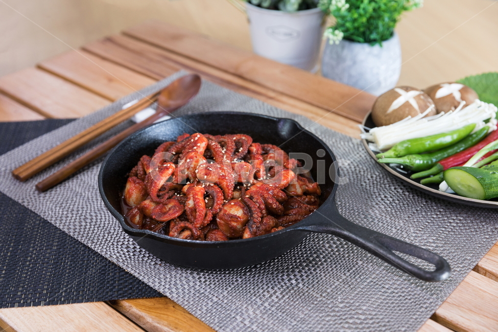 seasoning,tableware,Spicy,octopus,recipe,chopsticks,seasoned,bowl,preparation,red,hungry,carding,healthy food,eat,cooking,diet,tradition,frying pan,spicy food,table,delicacy,seafood,salty,ingredient,restaurant,its good,spicy,To fry,rice,Octopus,food,meal,