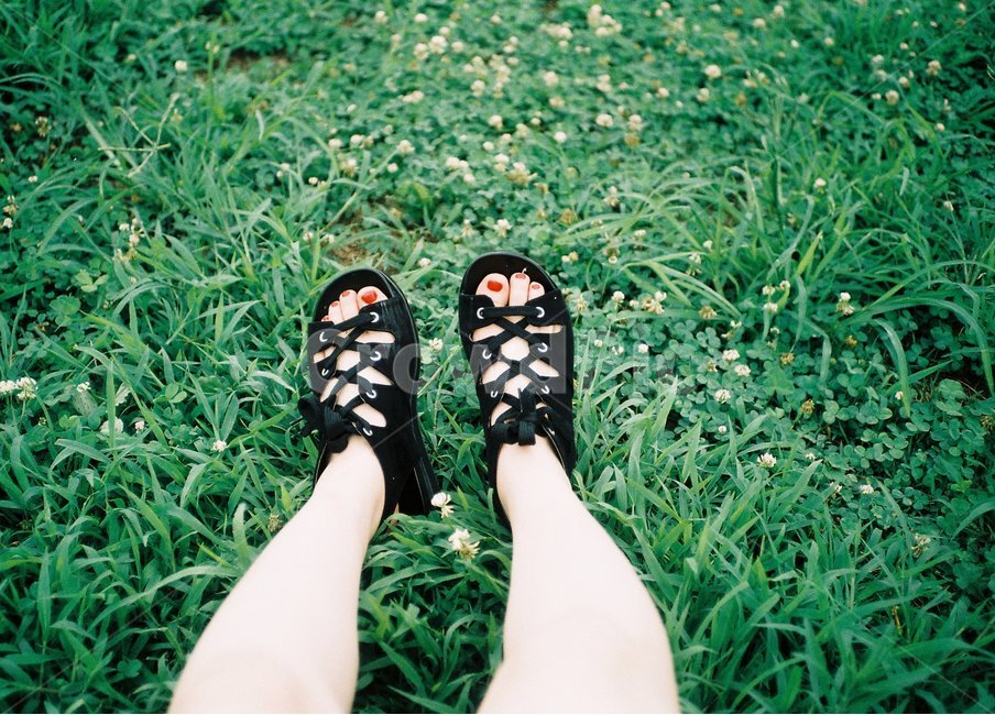apparel,grass,plant,boots,human,감성,감성사진,풀밭,봄,계절,spring,season