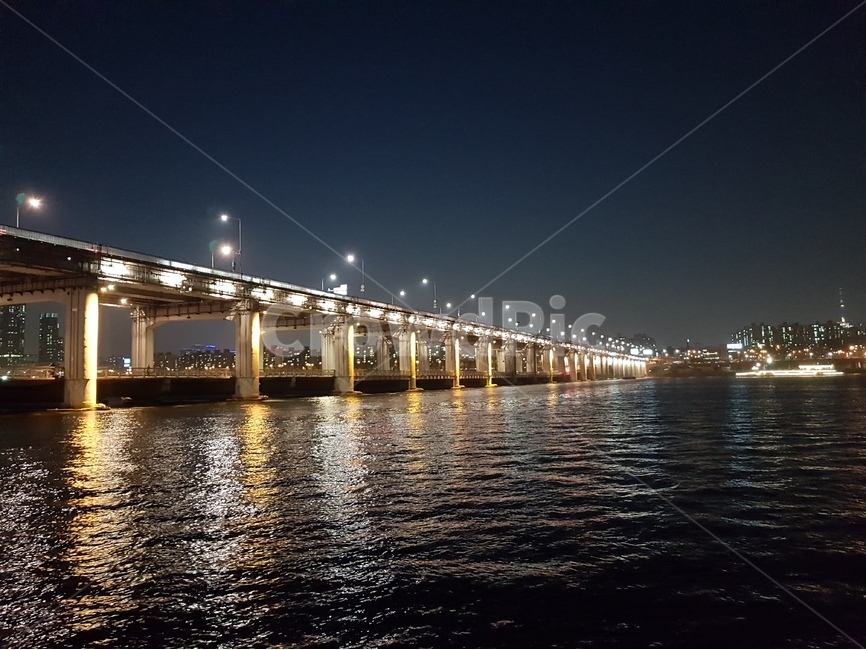 한국,코리아,korea,서울,seoul,풍경,landscape,야경,nightview,nightscene,nightscape,한강,hanriver,반포대교,한강다리,교량,bridge,불빛,물줄기,밤하늘,가로등,야경,밤,풍경,nightscape,night,landscape,도시,city,한국도시풍경,한국도시경관,korea cityscape,다리,building,건물,water,물,waterfront,워터 프론트,port,포트,dock,독,pier,교각