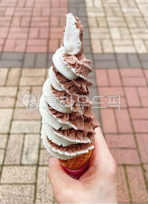 소프트아이스크림,아이스크림,콘아이스크림,콘소프트아이스크림,바니라맛,초코맛,혼합,혼합아이스크림,혼합소프트아이스크림,바닐라아이스크림,초코아이스크림,바닐라초코아이스크림,콘,콘과자,과자,음식,후식,디저트,인간손,사람손,신체부위,손,icecream,softserveicecream,dessert,food