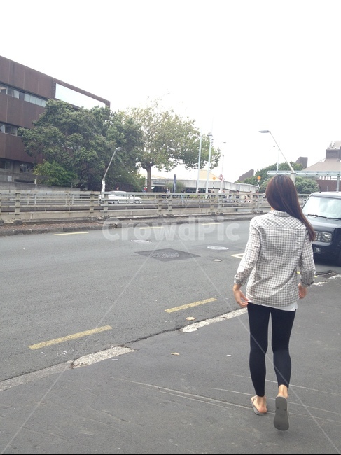 여자,여자뒷모습,집에가는길,뒷모습,사람,의복도로,의류,person,human,인간,road,tarmac,타맥,asphalt,아스팔트,의복,clothing