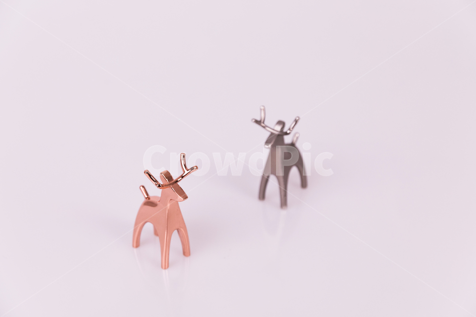 상징,심리학,생활,커플,사슴,동상,골드,실버,함께,사랑,노루,금속,럭셔리,동물,뿔,반사,빤짝,광채,gold,jewelry,사물,물건,오브젝트,thing,object,matter,연출,컨셉,콘셉,direction,concept