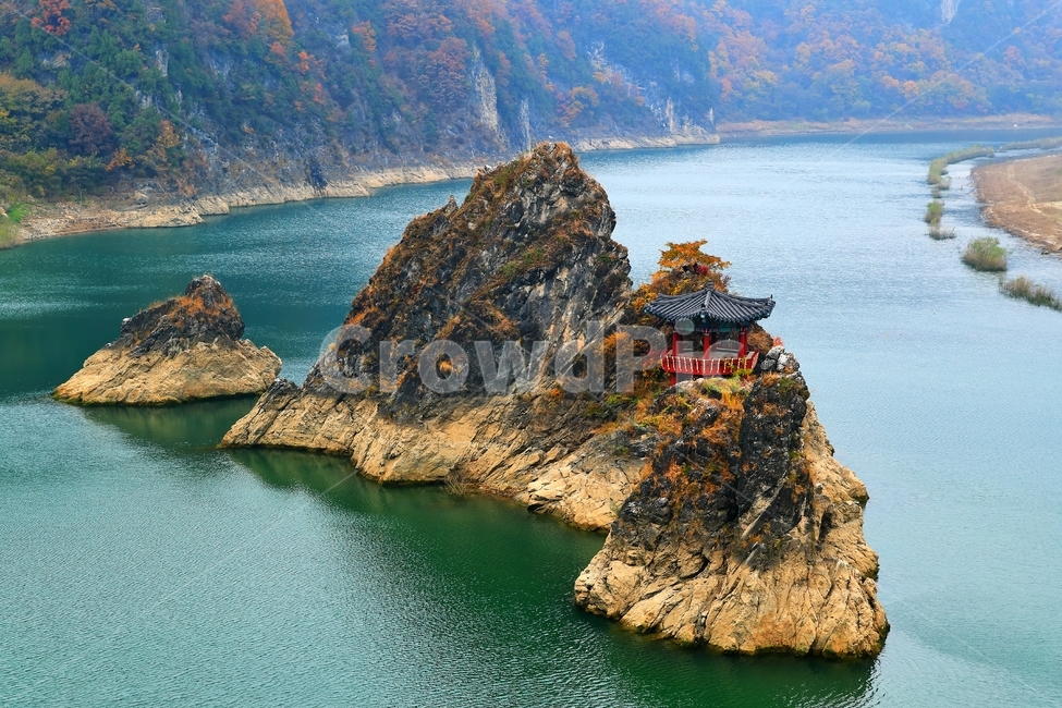 단양팔경,도담삼봉,단양,퇴계이황,청풍호,정자,자연,풍경,nature,landscape,한국자연풍경,한국자연경관,korea nature landscape,한국전통,한국문화,korean traditional,korean culture,promontory,곶,cliff,낭떠러지,outdoors,옥외,sea,바다,ocean,대양,water,물