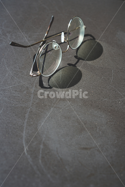 안경,안경테,사물,그림자,시력,근시,난시,glasses,사물,물건,오브젝트,thing,object,matter