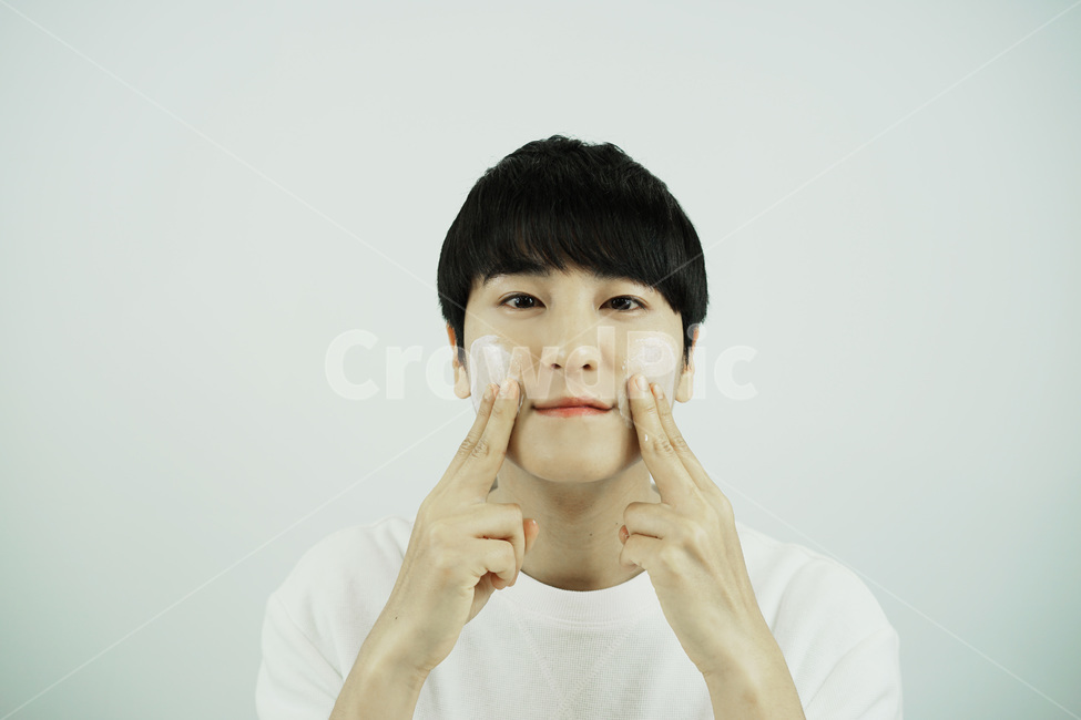 남자,뷰티,스킨케어,피부관리,화장품,로션,beauty,skincare,cosmetic,남성,lotion,그루밍족,사람,인물,인간,human,person,얼굴표정,facial expression,face,남성,남자,man,male,감정표현,기분,feeling,emotion,뷰티,미용,beauty treatment