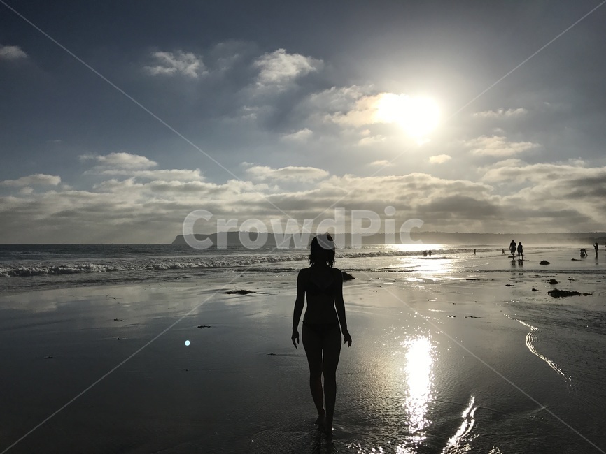 sandiego,여자,여성,beach,sun,sunlight,cloud,bird,wave,샌디에고,해변,해,햇빛,구름,새,파도,light,빛,서있는여자,사람실루엣,여자실루엣,뒷모습,해변,바다,beach,sea,사람,인물,인간,human,person,여성,여자,woman,female,lady,인물실루엣,사람실루엣,character silhouette,human silhouette,여행,휴가,traveling,vacation,trip