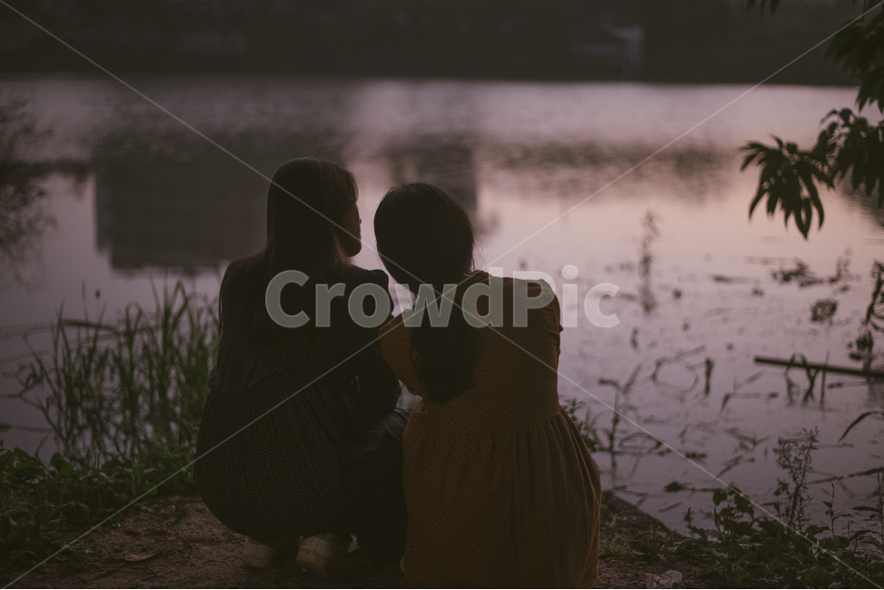 뒷모습,우정,친구,저수지,나무,호수,물,외로움,그리움,사색,홀로,lonely,쓸쓸,사람,인물,인간,human,person,여성,여자,woman,female,lady,친구,우정,friendship,companion,감성,sensible,feeling