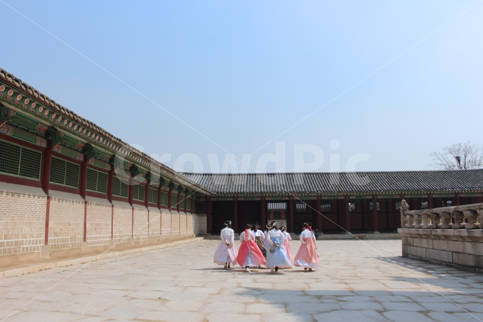 한복,경복궁,파스텔톤,친구들,뒷모습,분위기,치마,맑은하늘,랜드마크,landmark,tourist attraction,한국전통,한국문화,korean traditional,korean culture,한복,한국전통의상,hanbok,korean traditional clothes,사람,인물,인간,human,person,여성,여자,woman,female,lady