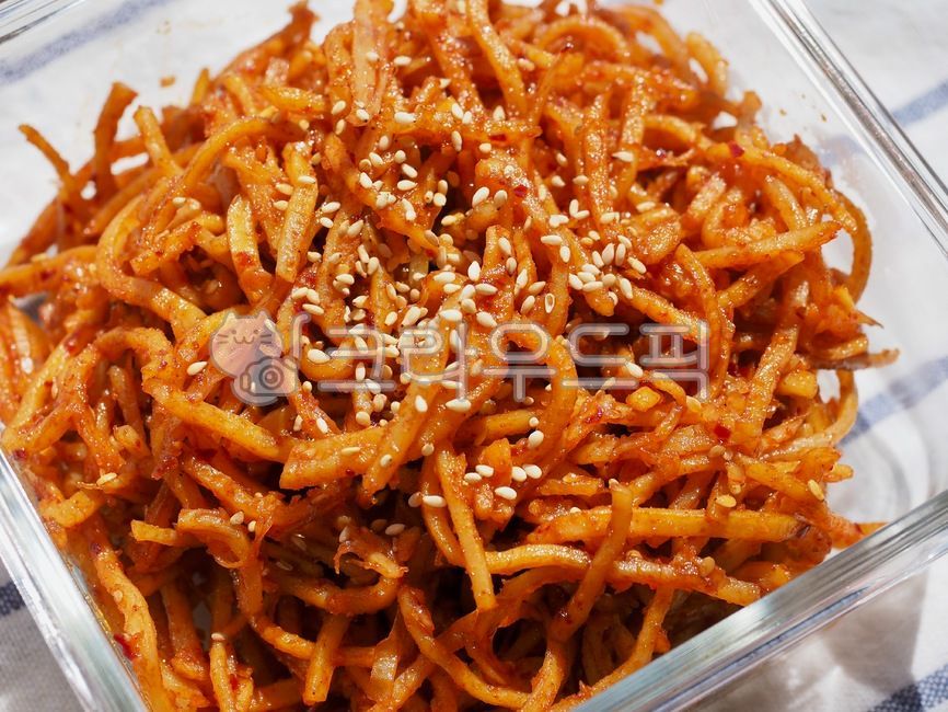 음식,오징어채볶음,말린오징어채,오징어,반찬,한국음식,아시아음식,매운음식,빨강,유리용기,유리,깨소금,food,stirfriedsquid,driedsquid,squid,sidedish,koreanfood,asianfood,spicyfood,red,glasscontainer,glass,sesamesalt