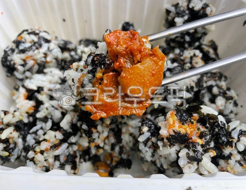 주먹밥,날치알밥,날치알주먹밥,날치알,김가루,제육볶음,오돌뼈볶음,볶음요리,볶음,돼지고기,돼지,밥도둑,매운음식,매운요리,매콤,매콤한,한식,한국음식,한국요리,먹방,일회용용기,젓가락,쌀,쌀밥,밥,알밥,식사,식재료,음식,요리,meal,cook,dish,food,koreanfood,rice