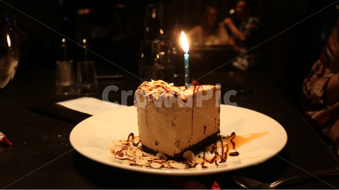 케이크,cake,birthday,생일,congratulations,happy,celebrate,restaurant,contrast,light,생일초,축하,행복한,멋있는,좋은,디저트,아이스크림케이크,조각케이크,dessert,icecreamcake,dinner,party,기념일,축하,anniversary,congratulation,celebrate,celebration,음식,식재료,요리,food,cook,meal,dishes,food reserves,디저트,간식,후식,dessert,snack