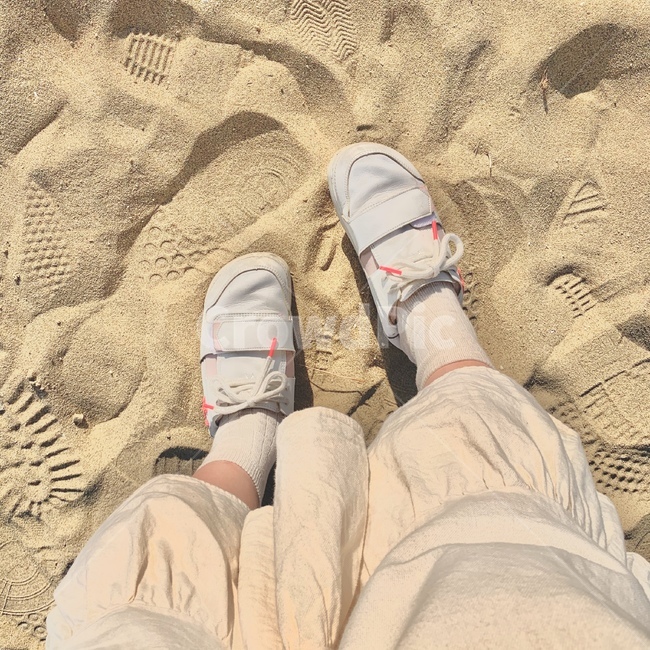 모래,모래사장,바닷가,신발,운동화,의류,apparel,의복,sand,nature,자연,outdoors,shoe,footwear,신발류,clothing,패션스타일,의상,fashion,style