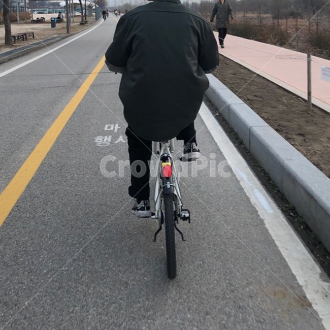 자전거,사람,남자,운동,패션,감성,한강,신발,뒷모습,라이딩