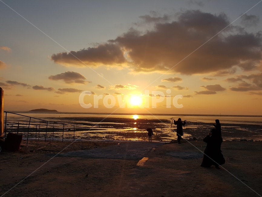 노을,석양,붉은노을,바닷가,자연,자연,풍경,nature,landscape,사람들,대중,군중,other people,crowd,인물실루엣,사람실루엣,character silhouette,human silhouette,sunlight,햇빛,person,사람,human,인간,outdoors,옥외,sky,하늘,red sky,붉은 하늘,dusk,황혼,dawn,새벽,sunset,일몰,light,빛,flare,플레어
