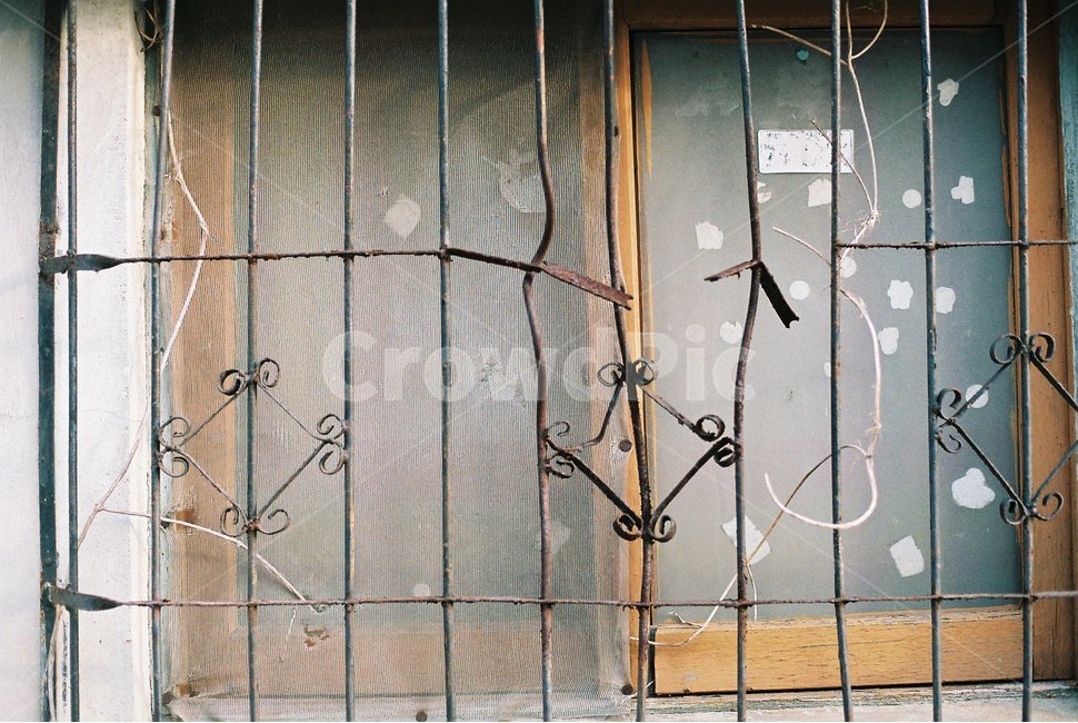 부서진,위험한,낡은,창문,빈티지,허름한,골목,오래된,건물,집,window,배경,빈티지사진,빈티지느낌,빈티지감성,vintage