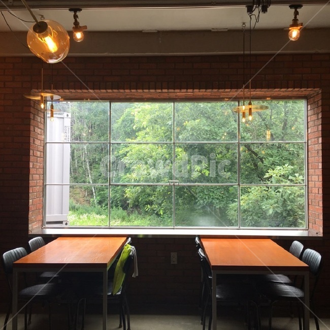 테이블,창문,나무배경,까페인테리어,의자,식탁,유리창,자연,인테리어,실내디자인,interior design