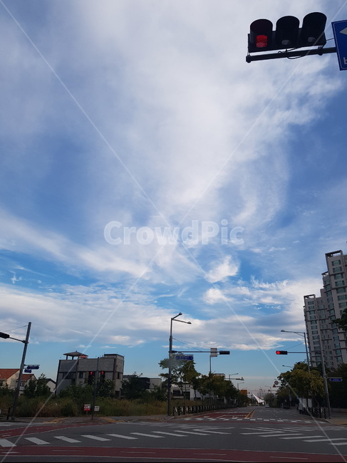 구름,신호등,파란하늘,도로,sky