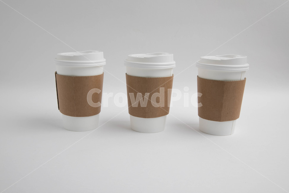 컵,종이컵,테이크아웃컵,커피,뚜껑,화이트,하얀,white,배열,직선,바라보다,나란히,앞에서,위에서,밑에서,배경,백그라운드,백그라운드배경,커피,카페,coffee,cafe,사물,물건,오브젝트,thing,object,matter,누끼,remove background