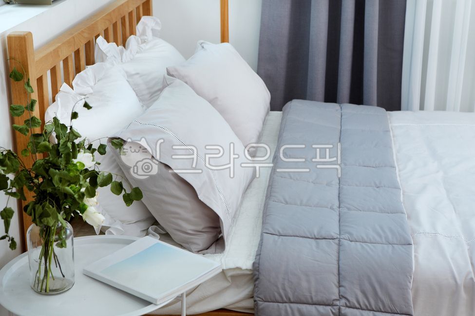 bed,studio,sunshine,woodenbed,inside,furniture,modern architecture,modernarchitecture,tree,It is comfortable,wooden bed,one room,light,comfortable,plant,interiordesign,indoor,curtain,rentalstudio,interior,bedding,pot,living room,Rental Studio,livingroom,i