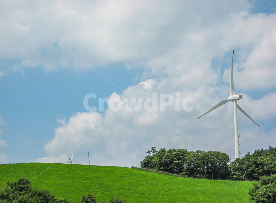 풍력발전소,풍력,풍차,잔디,숲,나무,하늘,구름,cloud,grass,sky,녹색,파란색,plant,식물,자연,풍경,nature,landscape,engine,엔진,motor,모터,machine,기계
