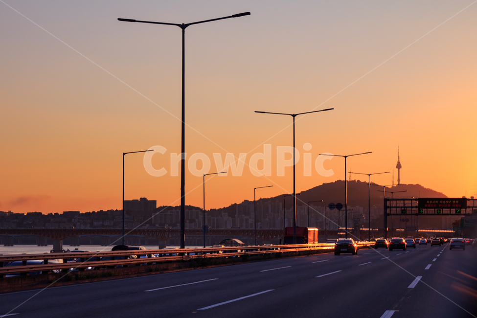 강변북로,남산,랜드마크,석양,선셋,아름다운,고속도로,해질녘,경치,풍경,도로,간선도로,주행,차,자동차,교통,육상교통,서울,강변,가로등,실루엣,황금빛,하늘,파스텔,따듯한,노을,교통,교통수단,traffic,transportation