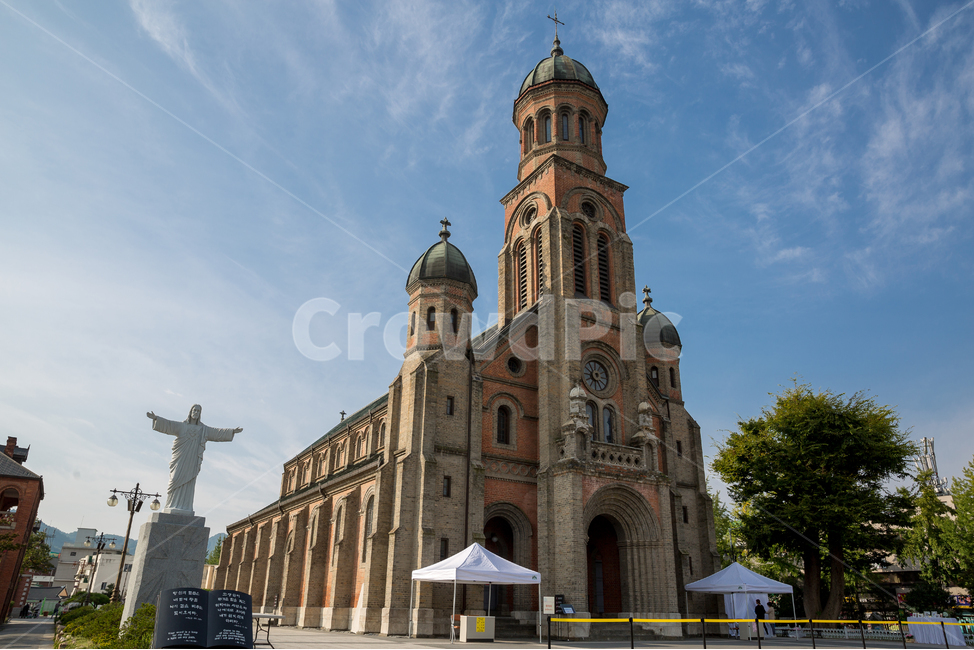 전동성당,전주,전주명소,성당,파란하늘,조각상,교회,랜드마크,landmark,tourist attraction,한국랜드마크,한국관광지,한국명소,korea landmark,korea tourist attraction,종교,신앙,religion,belief,faith,건축물,건물외관,exterior,building,structure,architecture,construction