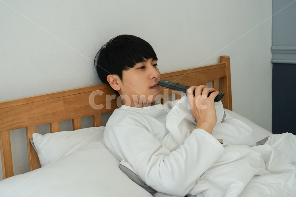 침대,방,실내,침실,리모컨,티비,시청,남성,남자,휴식,휴일,이불,집돌이,집콕,방구석,일상,따분한,지루한,심심한,사람,인물,인간,human,person,남성,남자,man,male,휴식,힐링,rest,relaxation,healing