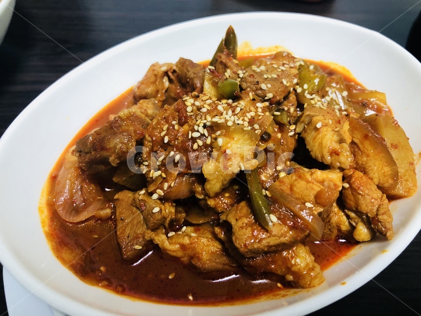 돼지고기짜글이,김치볶음,술안주,짜글이,돼지고기,김치,깨,저녁,안주,짜글짜글,매콤,얼큰,돼지고기김치짜글이,음식,식재료,요리,food,cook,meal,dishes,food reserves,육류,고기,meat